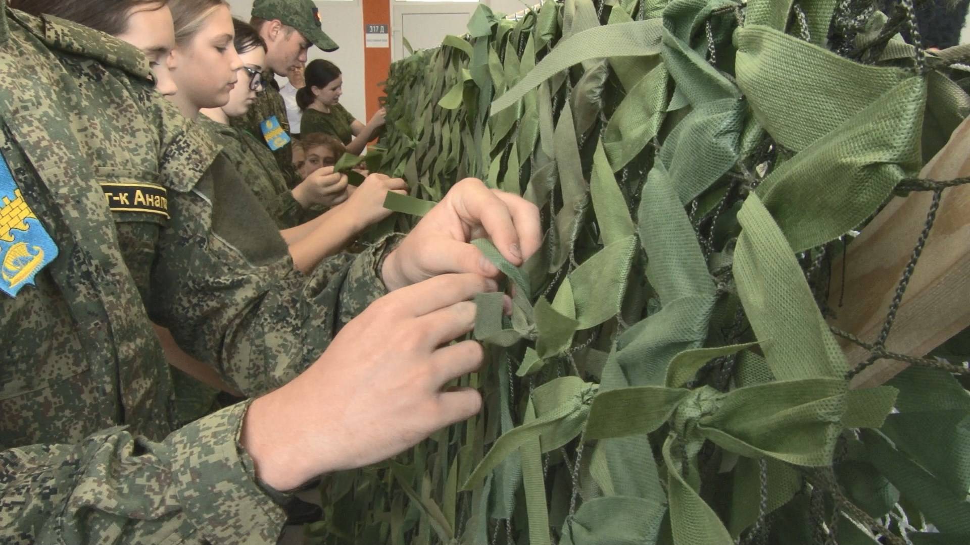 Новости Анапы I Анапа Регион - Маскировочные сети в 35-ой школе плетут семьями