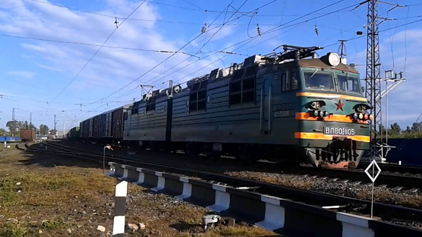 ВЛ80с-1105 с грузовым поездом