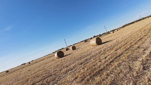 Первое видео с музыкой. Кайф. Летаю по полю с тюками сена. Давно хотел, красота.