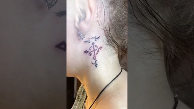 София (https://wonderlandtattoo.ru/team/#sofia) создает стильную татуировку на шее!