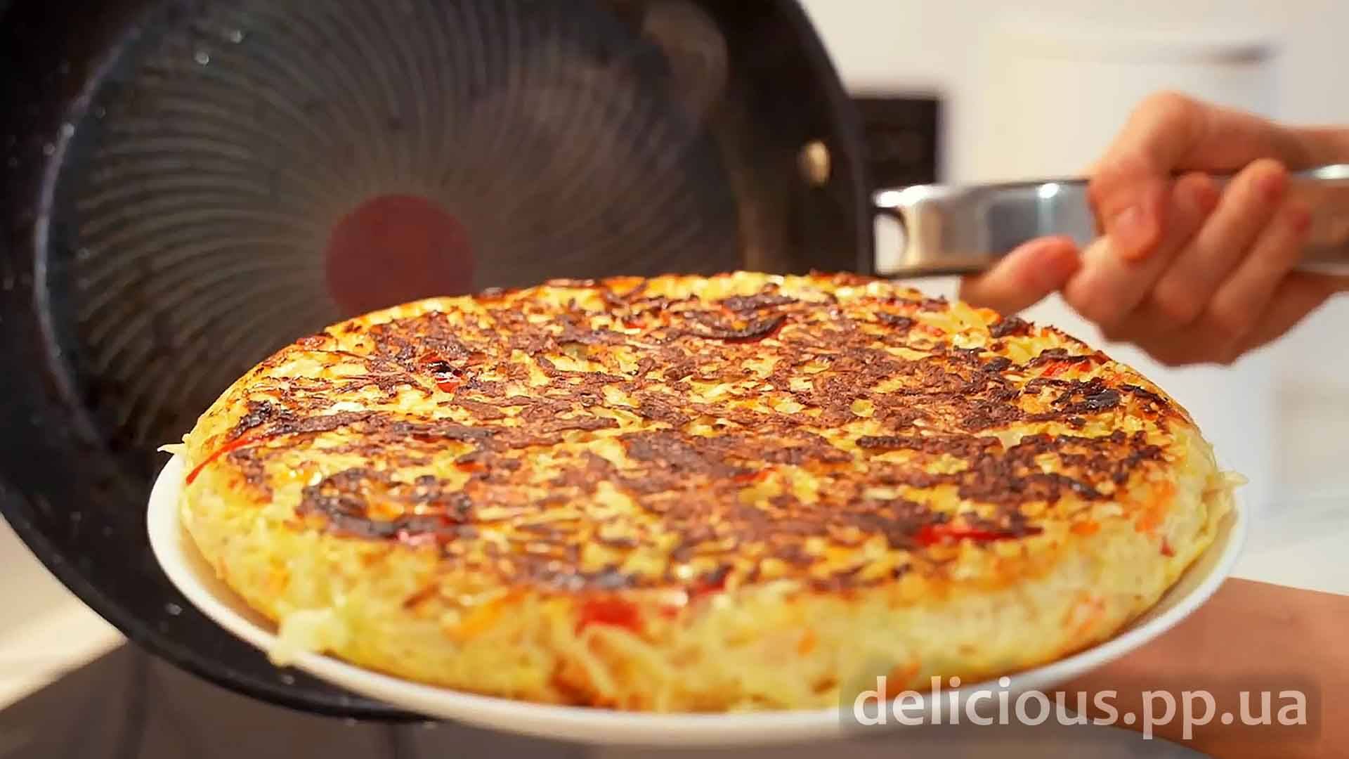 Простой и вкусный ужин из капусты на сковороде в виде пирога.