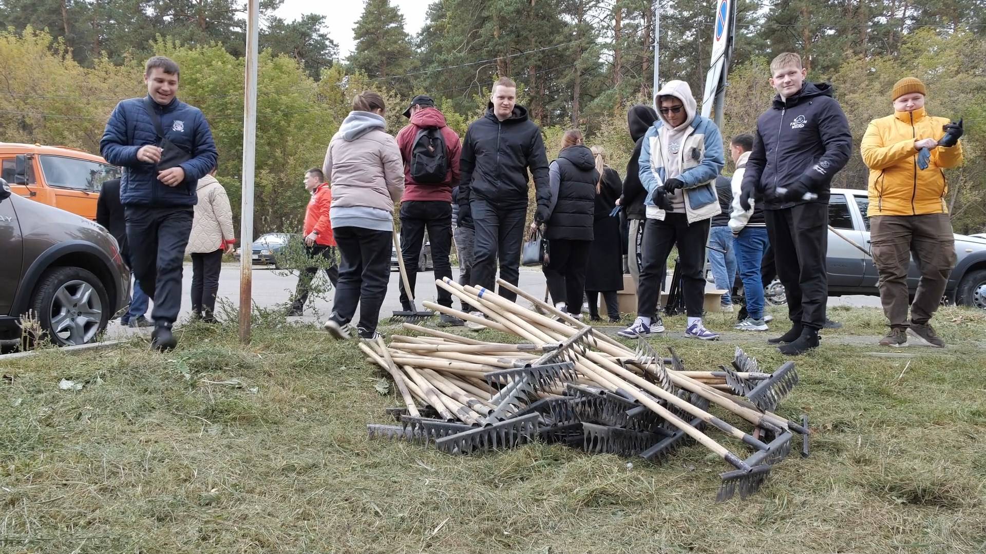 Противопожарные субботники продолжаются во всех районах Барнаула