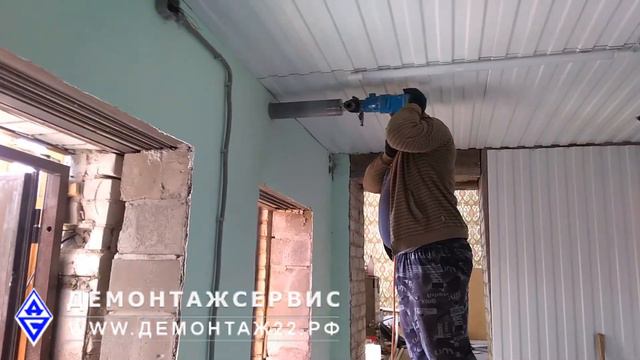 Алмазное бурение отверстия в кирпичной стене ручной бурилкой.