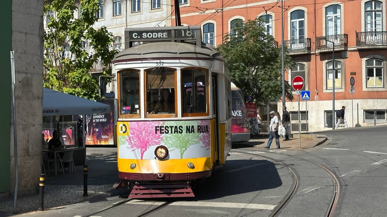 Еду по району Белем в Лиссабоне в старинном желтом трамвайчике.