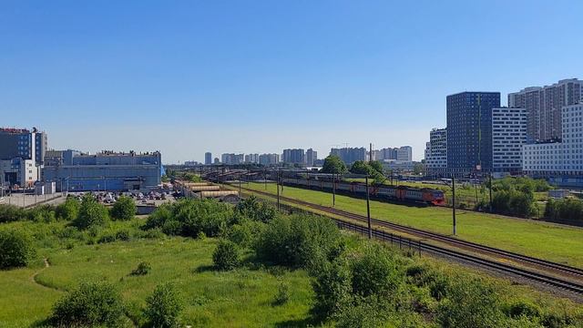 Вдохновляющее видео! Электричка ЭТ2М пройдет мимо небоскребов в Купчино! Невероятные виды с моста