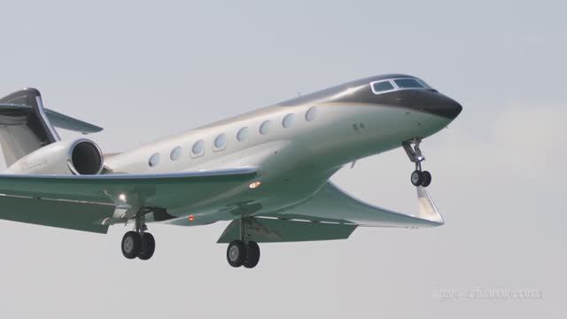 Бизнес-джет Гольфстрим 650 авиакомпании Phenix Jet приземляется в аэропорту Пхукет.