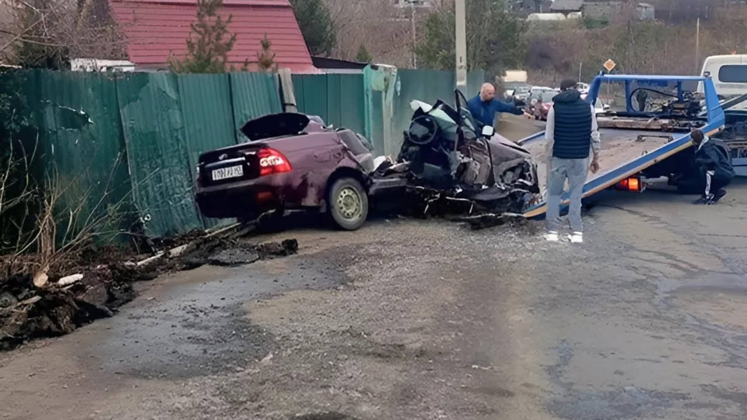 «Приору сложило пополам». Трое молодых парней погибли в ДТП с деревом в Кемерово.