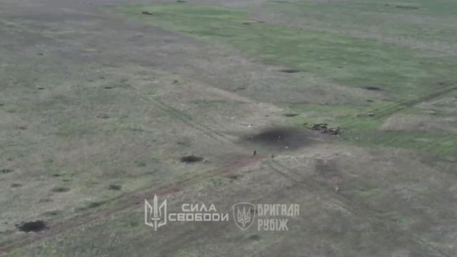 🇷🇺💪⚡Русский киборг. Хохлы публикуют кадры прилета FPV-дрона рядом с российским военным...