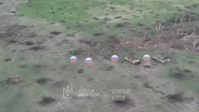 🇷🇺💪⚡Русский киборг. Хохлы публикуют кадры прилета FPV-дрона рядом с российским военным...