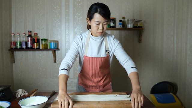 【农家的小勇】下雨有点冷，小勇做热乎乎的臊子面，劲道爽滑，鲜香入味，孩子们都抢的吃