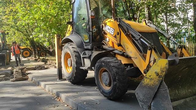 работа экскаватора JCB. улица нагорная. демонтаж бордюра