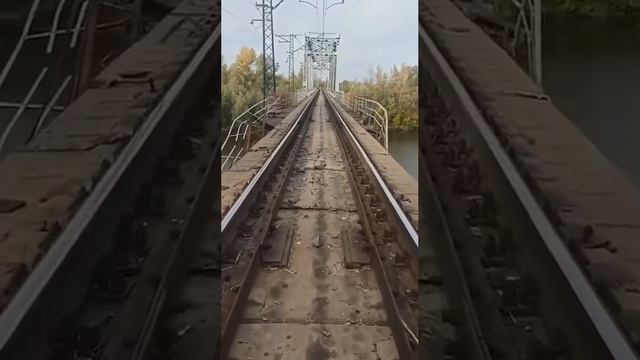 Взрыв произошел на железнодорожном мосту в Самарской области.