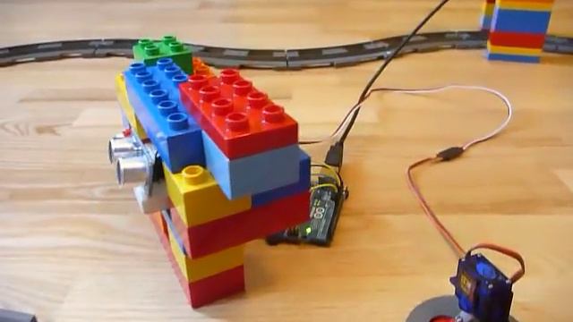 Arduino controlling Lego Duplo crossover based on ultrasonic sensor