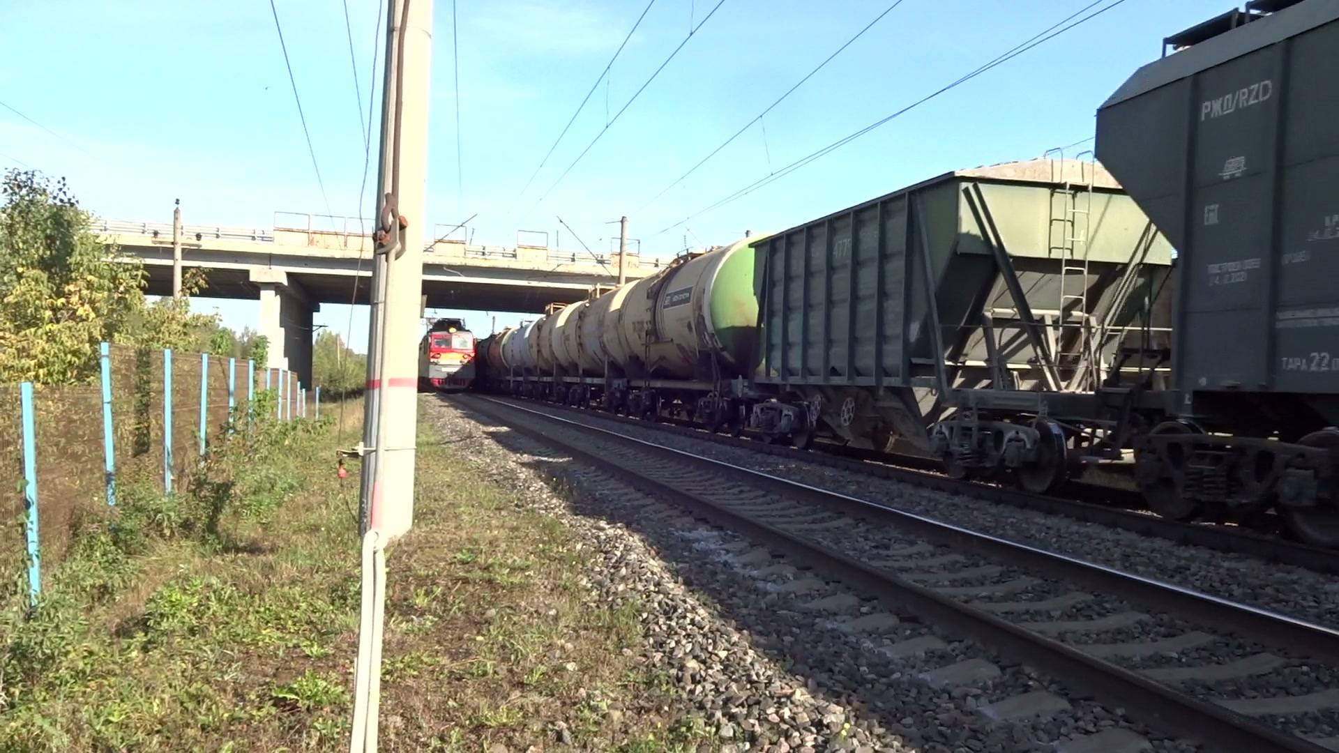 Электровозы ВЛ80с-2645 и ВЛ80с-2030 с грузовыми поездами