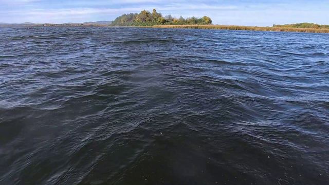 На моторной лодке по волнам. Озеро Иртяш. Волны пузырьки и брызги.