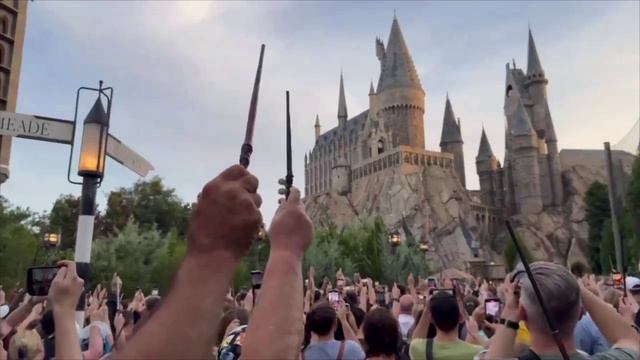 Фанаты «Гарри Поттера» собрались у Хогвартса в парке Universal Orlando