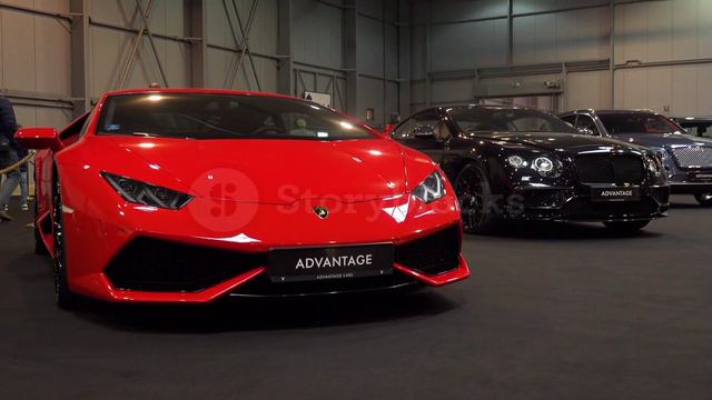 Вид спереди на красный Lamborghini на автомобильной выставке.