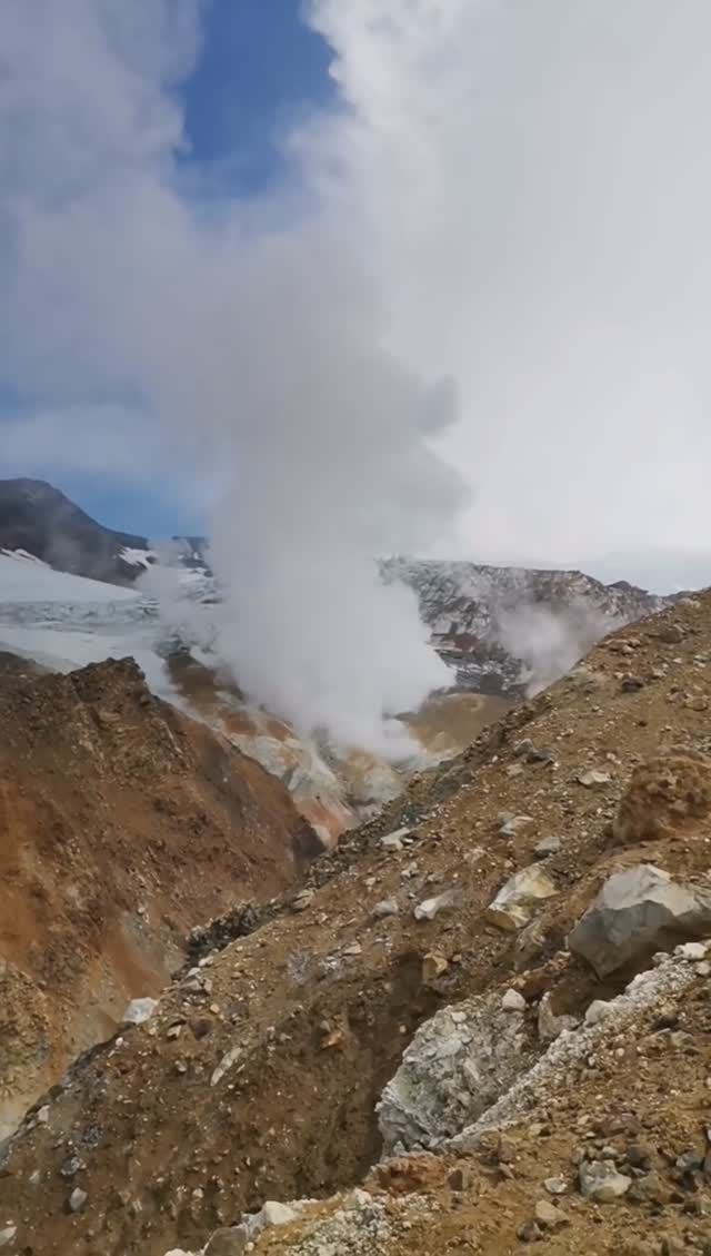 Вулкан Мутновский во всю производит облачка