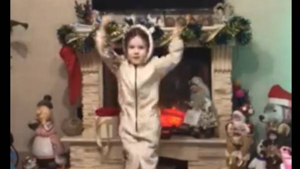 Аня танцует у бабули 02.01.2024