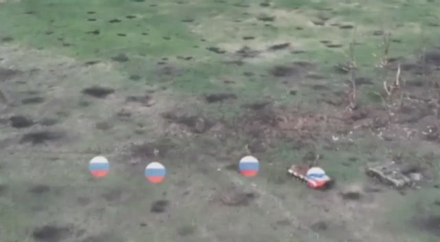 Прилет FPV-дрона рядом с российским бойцом, но он просто встал и пошел дальше.