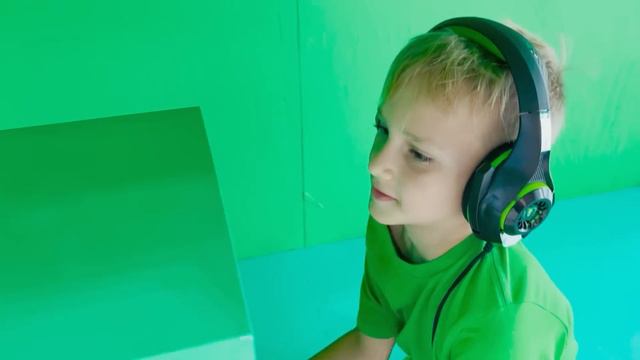 Крис катается на игрушечном мотоцикле и играет с игрушками