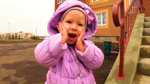 Кукла Малышка прячется и убегает от Залины/ Doll Baby hides and runs away from Zalina