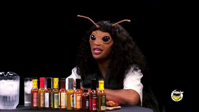 Певица SZA отличилась самым необычным нарядом в истории шоу Hot Ones.