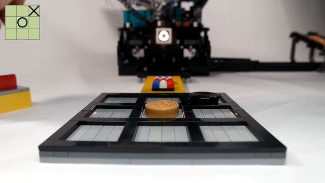 LEGO Robot playing Tic-Tac-Toe