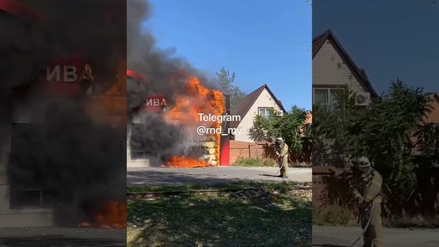 Видео с места пожара на Черешневой, где сгорела автомойка. Также полыхнули частный дом и постройки.