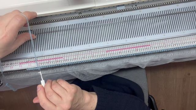 Как закрыть петли через зубья вязальной  машины