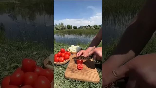 Готовим копченого сазана на рыбалке

Аж слюни потекли🤤