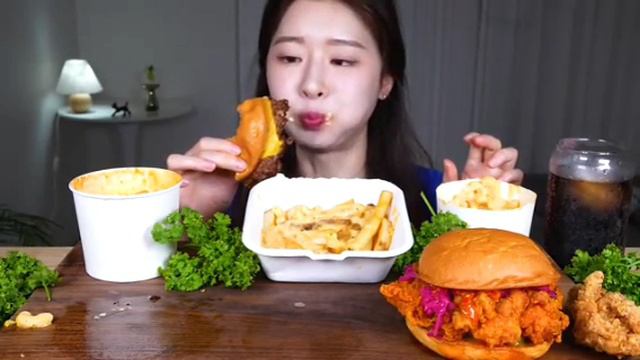 Мукбанг бургеры 🍔, картофель фри 🍟, курица 🍗|Еда на камеру| Mukbang ASMR