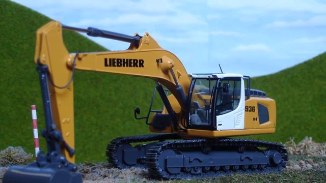 LIEBHERR R936 Litronic Crawler Excavator 1:50 Model from NZG