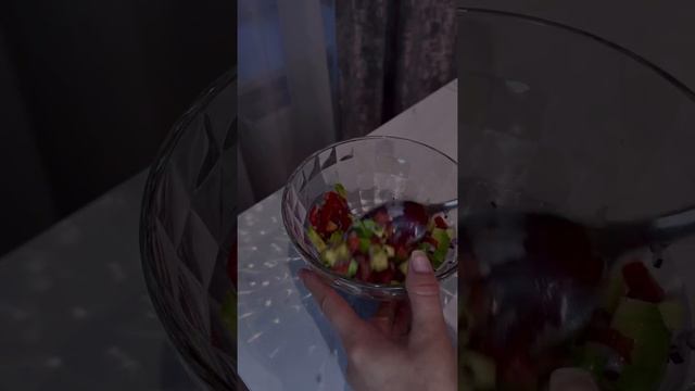 Сырные конвертики с авокадо и овощами.