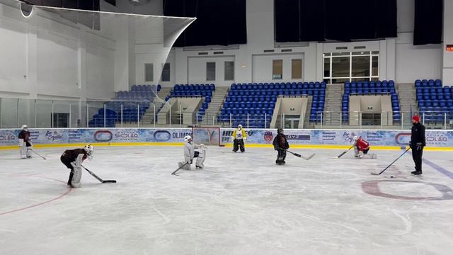 Вратари на тренировке… развлекаются. Хоккеисты!!!