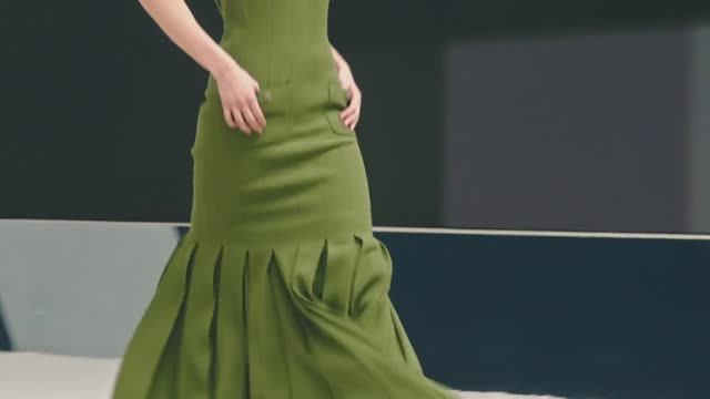 CHANEL Fall Winter 2022 23 Haute Couture Show
Жми Лайк И Подписка! =)
Или Просто "Потдержать Автора"