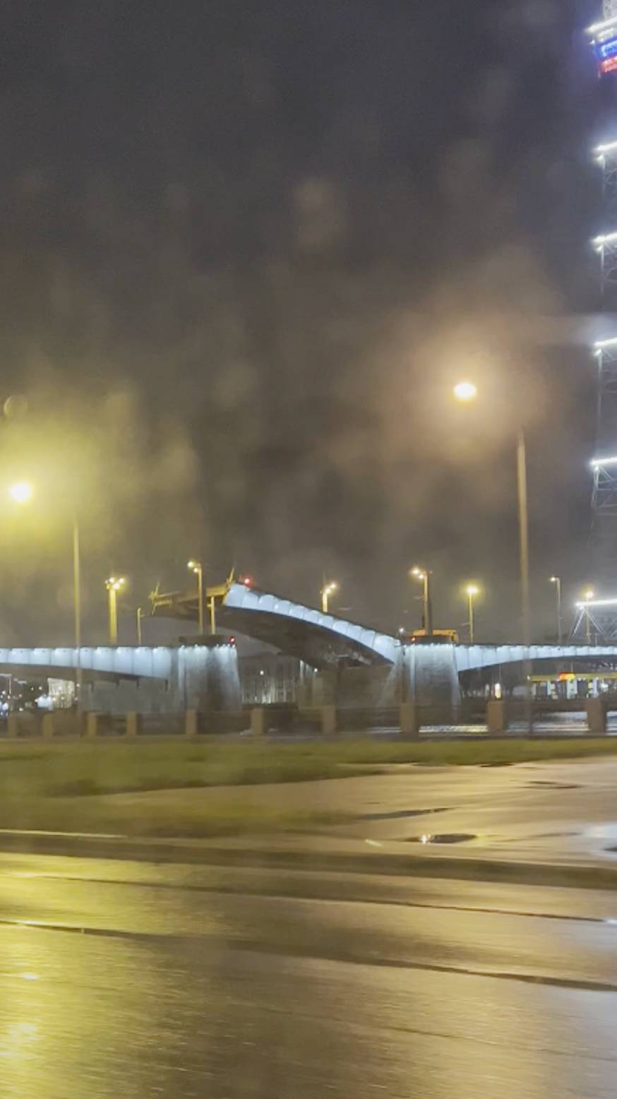 Кантемировский мост разводится ночью в Санкт-Петербурге / Когда успел на свой берег до разводки