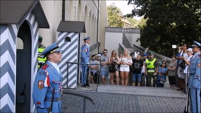 Прага, Караул у ворот Собора Святого Вита!