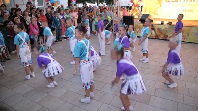 Выступление на празднике "Волшебная страна знаний" на ул. Почтовой, 2 сентября 2016 г.