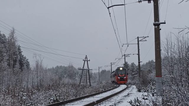 "Приветливая бригада!" Дизель-поезд РА3 следует по перегону Алапаевск - Разъезд Зыряновский