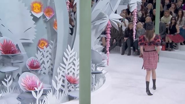 CHANEL 
Коко Шанель 
2015 Haute Couture Show
Жми Лайк И Подписка! =)
Или Просто "Потдержать Автора"