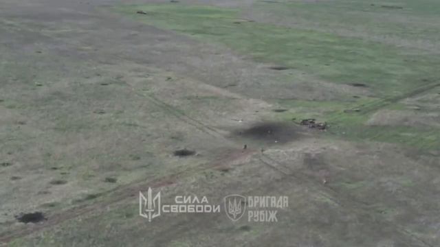 ⚡️СВО 18+ Каналы противника публикуют кадры прилета FPV-дрона рядом с российским военным