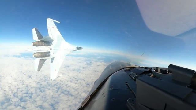 Су-35С ВКС России хорошенько подрезал F-16 ВВС США, который вылетел на сопровождение российского