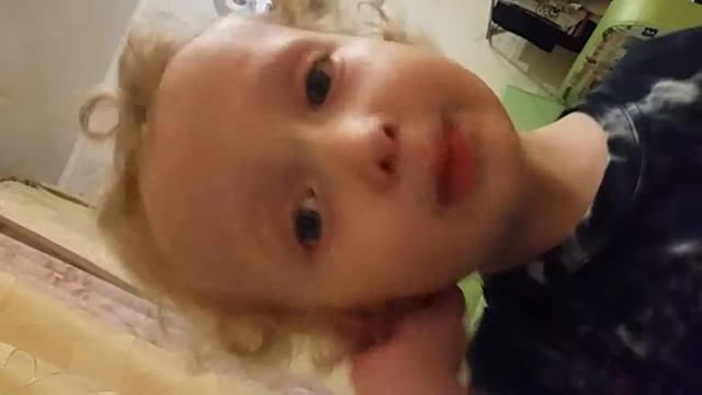 Старший сынок Маратик 2года. Поет песню :"В лесу родилась елочка"