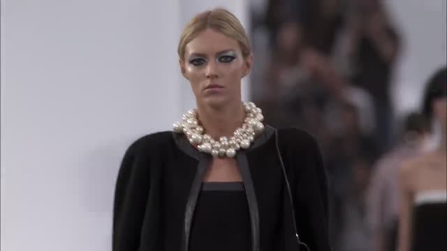 CHANEL 
Коко Шанель 
2013 Ready Wear Show
Жми Лайк И Подписка! =)
Или Просто "Потдержать Автора"