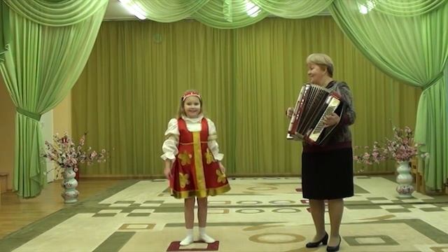 Гармонь и балалаечка. Поет Гернеза Василиса (6 лет)