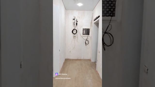 М 47 межкомнатные двери от Экостайл в цвете бланко с чёрным стеклом.