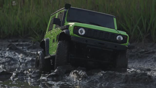 Радиоуправляемый внедорожник Suzuki Jimny от MST покоряет грязь: смотрите, на что он способен