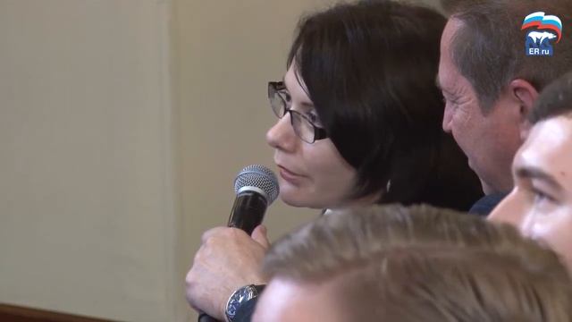 Анна Хрястунова задает вопрос Дмитрию Медведеву на Форуме Единой России "Кандидат"
