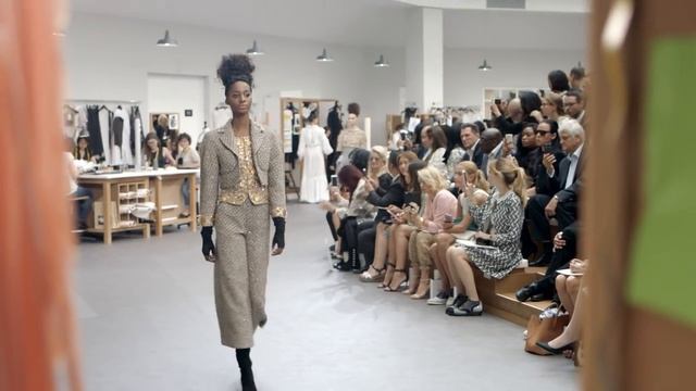 CHANEL 
Коко Шанель 
2016 2017 Haute Couture Show
Жми Лайк И Подписка! =)
Или Просто Потдержать